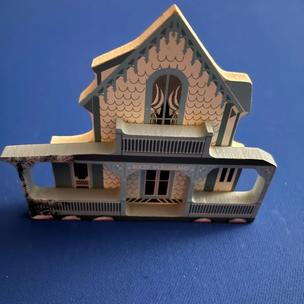 ALICE'S WONDERLAND OAK BLUFFS MASS 1993 Sheila's House Wood Shelf Sitter - Picture 4 of 6
